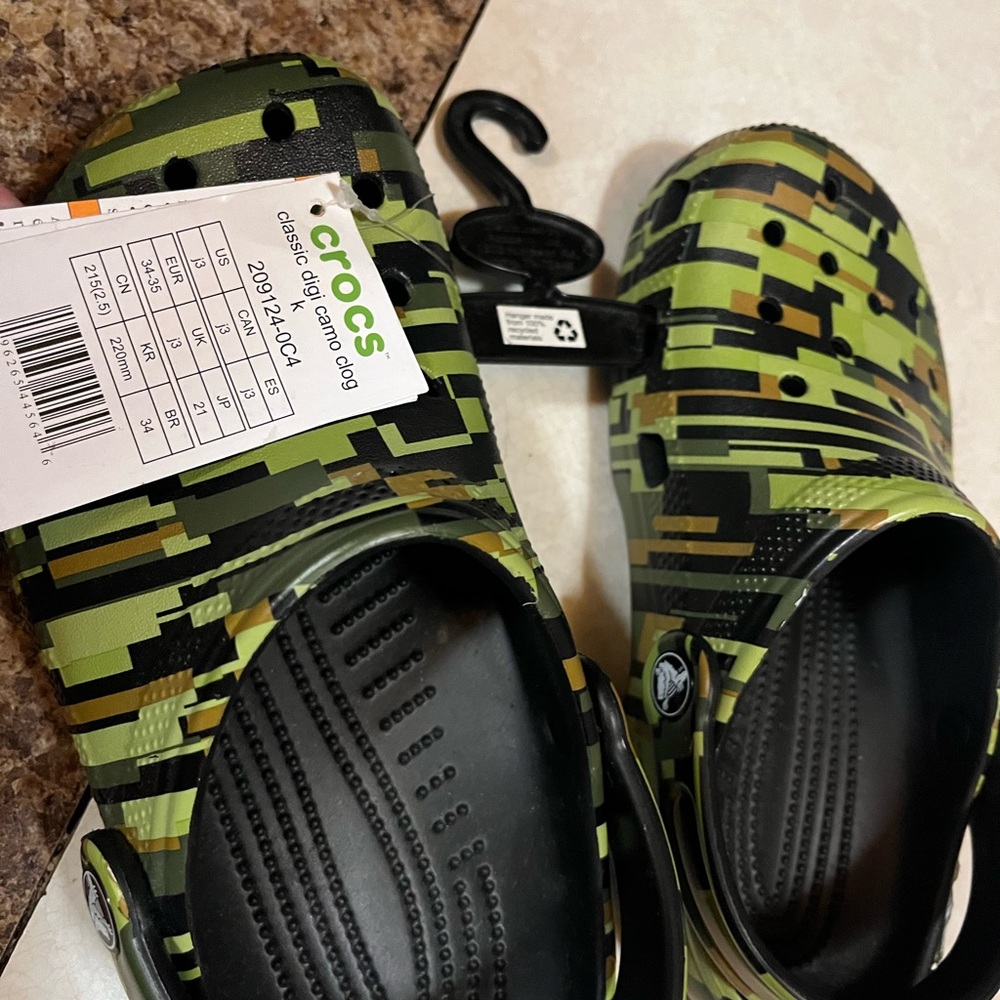 CROCS Green and Black Slippers with Camouflage Design
